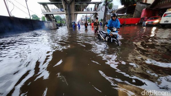 Nekat Terobos Banjir di Cipulir, Sejumlah Motor Mogok