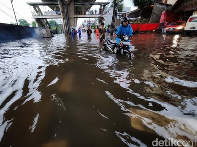 Nekat Terobos Banjir di Cipulir, Sejumlah Motor Mogok