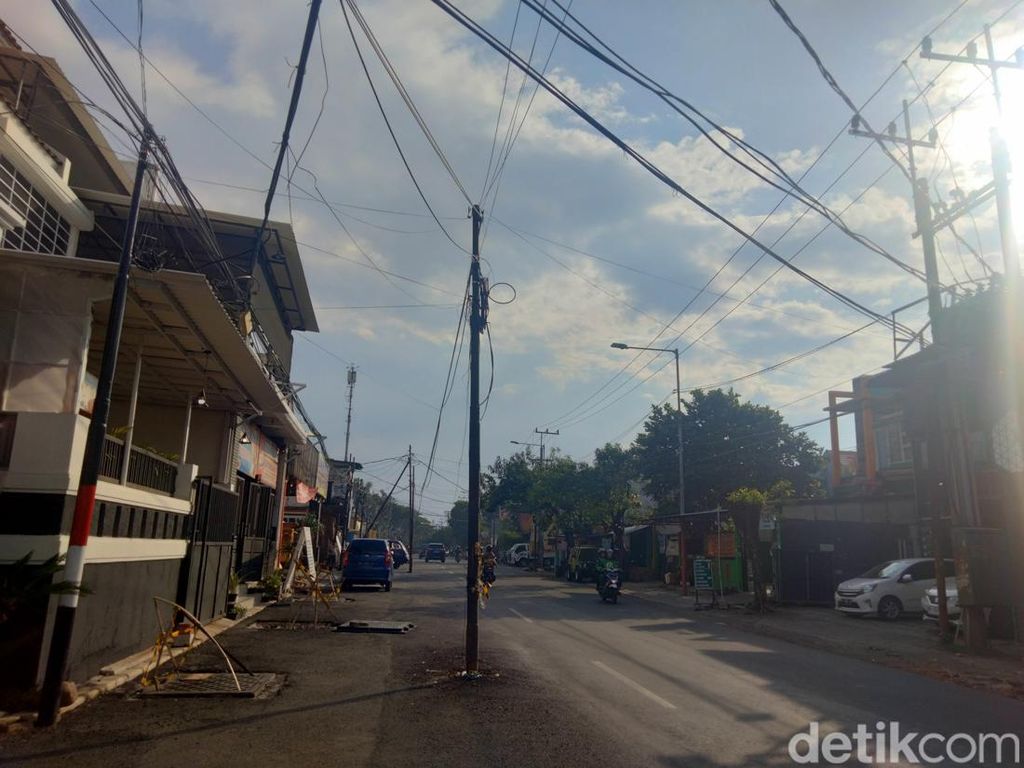 Kabel Semrawut-Tiang di Tengah Jalan Karah Segera Ditata dan Dipindah Kabel Semrawut-Tiang di Tengah Jalan Karah Segera Ditata dan Dipindah