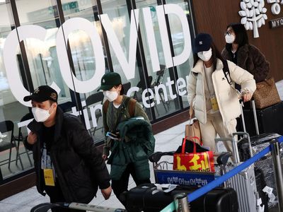 Kala RI Tak Perketat Pintu Masuk Warga China di Tengah Lonjakan COVID