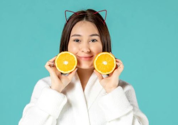 Vitamin C/ foto: Freepik/ KamranAydinov Perempuan membawa jeruk