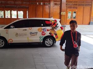 Momen Gibran Tanpa Masker di Balai Kota Solo, Berkalung Tumbler Mixue