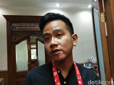Foto: Deretan Gaya Nyeleneh Gibran Sang Cawapres Prabowo, Berkalung Mixue
