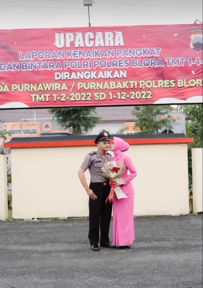 Yeni Inka dan Suami Polisi Yeni Inka dan Suami Polisi
