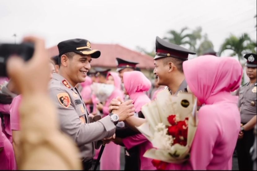 Yeni Inka dan Suami Polisi
