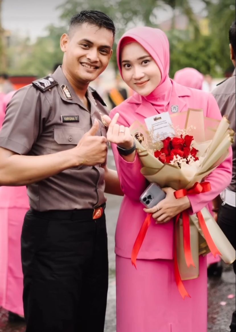 Yeni Inka dan Suami Polisi Yeni Inka dan Suami Polisi