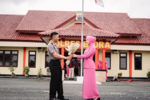 Yeni Inka dan Suami Polisi Yeni Inka dan Suami Polisi