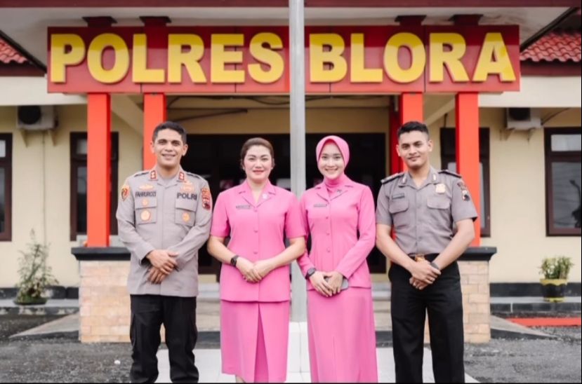 Yeni Inka dan Suami Polisi Yeni Inka dan Suami Polisi