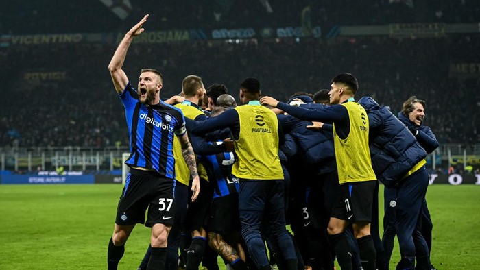MILAN, ITALY - JANUARY 4: Edin Dzeko of FC Internazionale celebrates after scoring a goal during the Italian Serie A championship football match FC Internazionale vs SSC Napoli at San Siro Stadium in Milan, Italy on January 4, 2023 (Photo by Piero Cruciatti/Anadolu Agency via Getty Images)