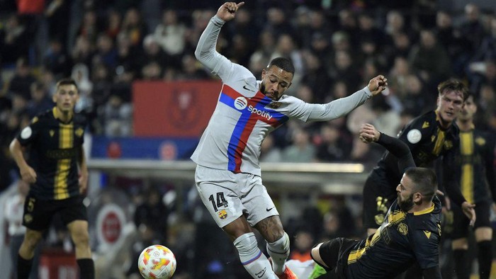 Barcelonas Dutch forward Memphis Depay (C) vies with Intercitys Spanish defender Rafa Galvez (R) during the Spains Copa del Rey (Kings Cup) round of 32, first leg, footbal match between Intercity CF and FC Barcelona at the Jose Rico Perez stadium in Alicante, on January 4, 2023. (Photo by JOSE JORDAN / AFP) (Photo by JOSE JORDAN/AFP via Getty Images)