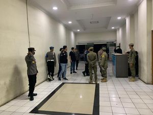 Satpol PP Bekasi Gerebek 2 Pasangan yang Pacaran di Apartemen