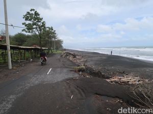 Tergerus Abrasi, Jalan Aspal di Pantai Pandansari Bantul Rusak Tergerus Abrasi, Jalan Aspal di Pantai Pandansari Bantul Rusak