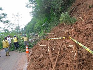 Longsor Tutup Jalur  Alternatif Semarang-Temanggung