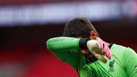 Dilansir dari BBC, Liverpool sedang kepayahan di lini pertahanan. Alisson sang kiper tidak setangguh musim lalu yang mana rasio kebobolannya lebih buruk (AP)