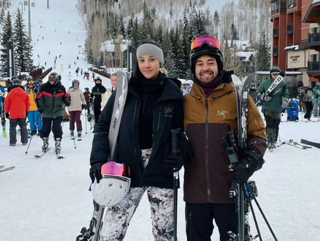 8 Foto Anya Geraldine Liburan ke Colorado, Berendam & Main Ski Bareng Pacar