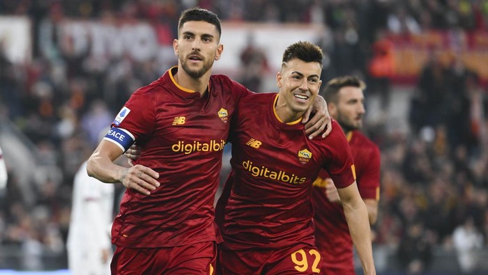 ROME, ITALY - JANUARY 04: AS Roma players Lorenzo Pellegrini and Stephan El Shaarawy celebrate during the Serie A match between AS Roma and Bologna FC at Stadio Olimpico on January 04, 2023 in Rome, Italy. (Photo by Luciano Rossi/AS Roma via Getty Images)