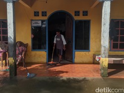 Banjir Mulai Surut, Warga Prampelan Demak Bersih-bersih Rumah