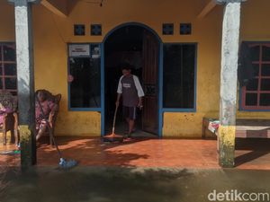 Banjir Mulai Surut, Warga Prampelan Demak Bersih-bersih Rumah Banjir Mulai Surut, Warga Prampelan Demak Bersih-bersih Rumah