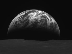 Korsel Pamer Penampakan Spektakuler Bumi Ngintip di Balik Bulan