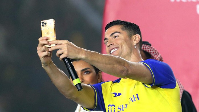 Soccer Football - Al Nassr unveil new signing Cristiano Ronaldo - Mrsool Park, Riyadh, Saudi Arabia - January 3, 2023  New Al Nassr signing Cristiano Ronaldo takes a selfie during his presentation REUTERS/Ahmed Yosri