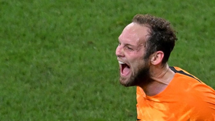 Netherlands defender #17 Daley Blind celebrates after scoring his teams second goal during the Qatar 2022 World Cup round of 16 football match between the Netherlands and USA at Khalifa International Stadium in Doha on December 3, 2022. (Photo by Raul ARBOLEDA / AFP)