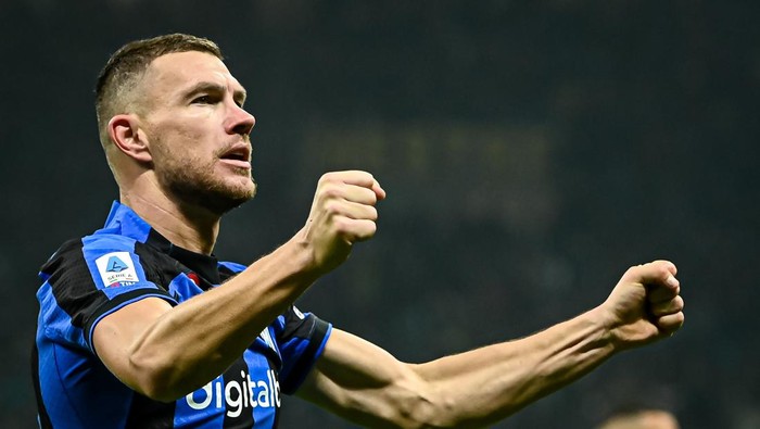 Edin Dzeko MILAN, ITALY - JANUARY 4: Edin Dzeko of FC Internazionale celebrates after scoring a goal during the Italian Serie A championship football match FC Internazionale vs SSC Napoli at San Siro Stadium in Milan, Italy on January 4, 2023 (Photo by Piero Cruciatti/Anadolu Agency via Getty Images)