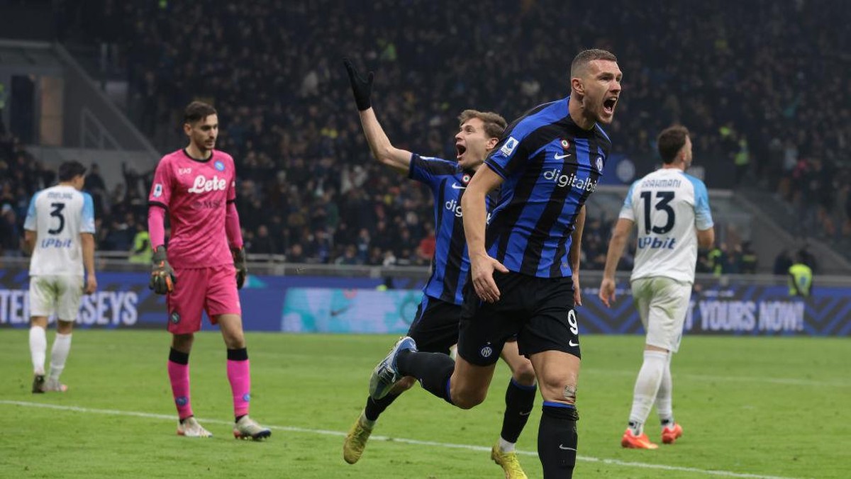 Dzeko (depan) berselebrasi usai menjebol gawang Napoli. Foto: Getty Images/Jonathan Moscrop