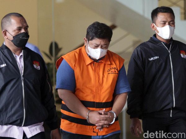 Ekspresi Penyuap Gubernur Papua Lukas Enembe Saat Ditahan