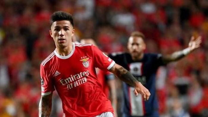 Benficas Argentine midfielder Enzo Fernandez controls the ball during the UEFA Champions League football match between SL Benfica and Paris Saint-Germain, at the Luz stadium in Lisbon on October 5, 2022. (Photo by FRANCK FIFE / AFP)