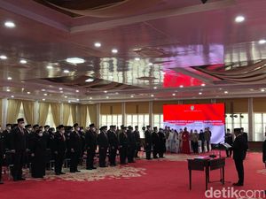 Saat Gubsu Edy Lantik Pejabat yang Sudah Meninggal Dunia Saat Gubsu Edy Lantik Pejabat yang Sudah Meninggal Dunia