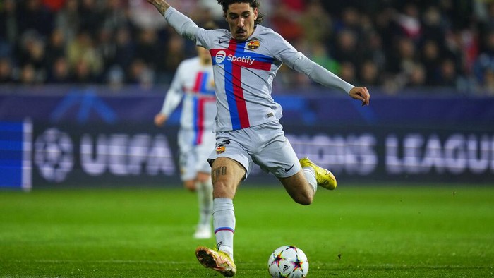 Barcelonas Hector Bellerin attempts a shot at goal during the Champions League group C soccer match between Viktoria Plzen and FC Barcelona at the Doosan Arena in Plzen, Czech Republic, Tuesday, Nov. 1, 2022. (AP Photo/Petr David Josek)