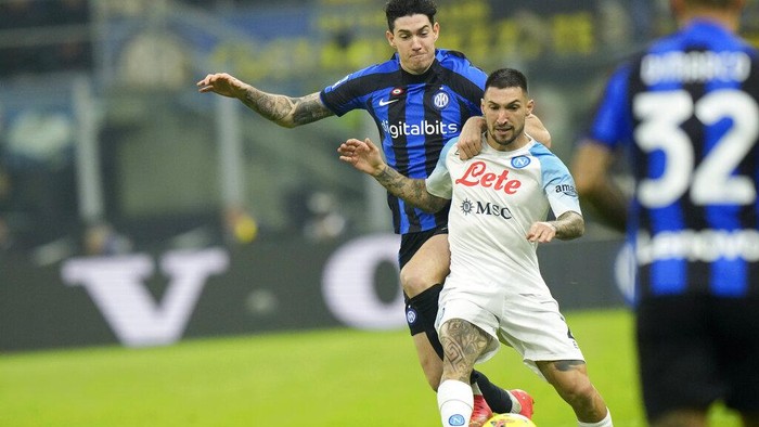 Inter Milans Alessandro Bastoni, left, and Napolis Matteo Politano fight for the ball during a Serie A soccer match between Inter Milan and Napoli at the San Siro stadium in Milan, Italy, Wednesday, Jan. 4, 2023. (AP Photo/Luca Bruno)