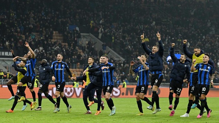 Soccer Football - Serie A - Inter Milan v Napoli - San Siro, Milan, Italy - January 4, 2023 Inter Milan players celebrate after the match REUTERS/Alberto Lingria