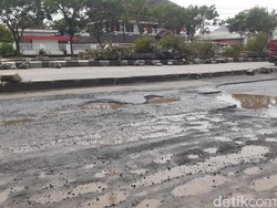 Banjir Sisakan Banyak Lubang di Jalan Kaligawe Semarang