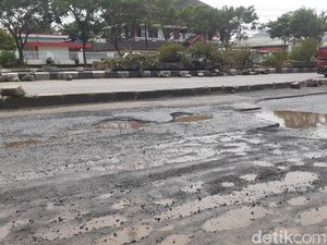 Banjir Sisakan Banyak Lubang di Jalan Kaligawe Semarang Banjir Sisakan Banyak Lubang di Jalan Kaligawe Semarang
