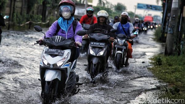 Jalan Raya Tarumajaya-Marunda Tergenang