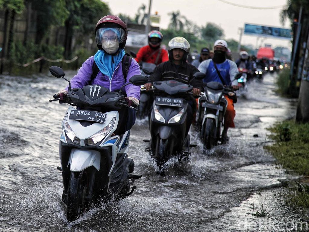 Jalan Raya Tarumajaya-Marunda Tergenang Jalan Raya Tarumajaya-Marunda Tergenang