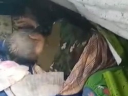 Momen Kakek di Makassar Merokok Santai saat Terjebak Timpaan Pohon Tumbang