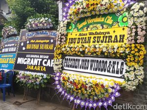 Karangan Bunga Berderet di Rumah Duka Istri Wiji Thukul, Ada dari Jokowi Karangan Bunga Berderet di Rumah Duka Istri Wiji Thukul, Ada dari Jokowi