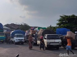 Cuaca Membaik, Pelabuhan Kalianget Diserbu Truk Pengangkut Sembako