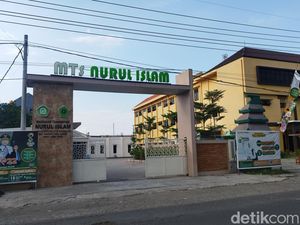 Kepala Sekolah MTs di Gresik Naik Pitam Pukul 15 Siswi Kepala Sekolah MTs di Gresik Naik Pitam Pukul 15 Siswi