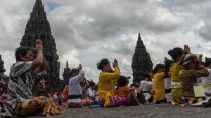 Khidmat Sembahyang Galungan Pertama di Candi Prambanan