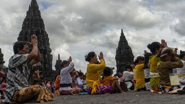 Khidmat Sembahyang Galungan Pertama di Candi Prambanan