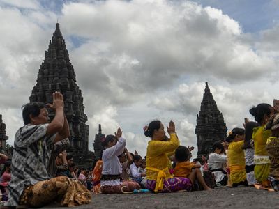 Khidmat Sembahyang Galungan Pertama di Candi Prambanan