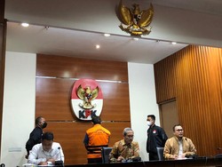 Lukas Enembe Diduga Menangkan Pengusaha Farmasi untuk Bangun Jalan di Papua