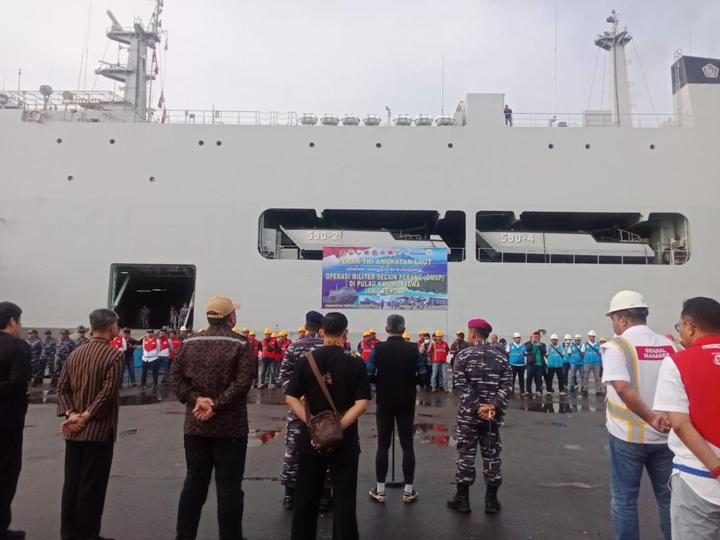 Cuaca Ekstrem, TNI AL Kerahkan Kapal Perang Kirim Logistik ke Karimunjawa