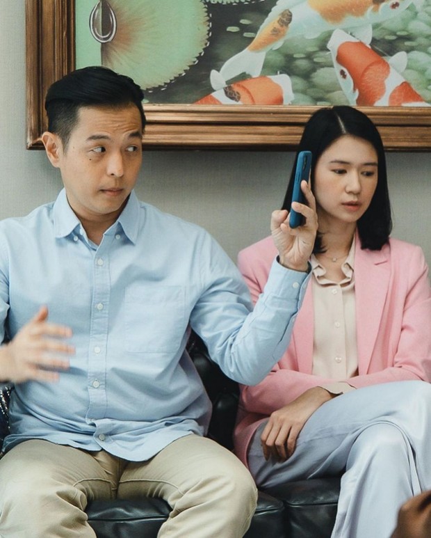 Laura Basuki dengan Blazer Pink dan Celana Soft Blue. Foto Instagram: laurabas Laura Basuki dengan Blazer Pink dan Celana Soft Blue. Foto Instagram: laurabas