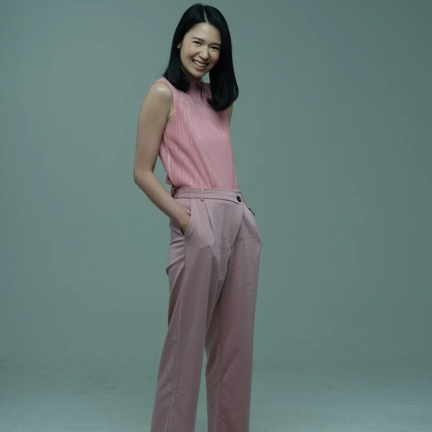Laura Basuki dengan blouse pink tanpa lengan dan celana berwarna soft. Foto Instagram: filmcektokosebelah2 Laura Basuki dengan blouse pink tanpa lengan dan celana berwarna soft. Foto Instagram: filmcektokosebelah2