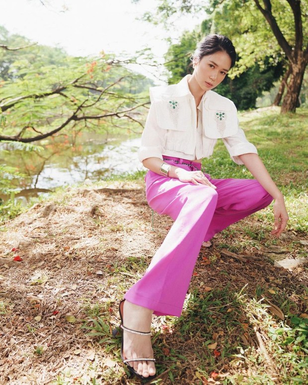 Laura Basuki dengan Kemeja Crop Top Putih dan Celana Ungu. Foto Instagram: laurabas Laura Basuki dengan Kemeja Crop Top Putih dan Celana Ungu. Foto Instagram: laurabas