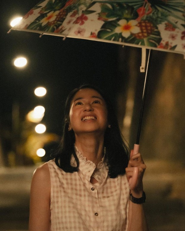 Laura Basuki dengan Kemeja Kotak-Kotak Tanpa Lengan. Foto Instagram: filmcektokosebelah2 Laura Basuki dengan Kemeja Kotak-Kotak Tanpa Lengan. Foto Instagram: filmcektokosebelah2